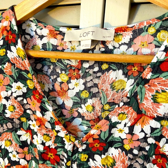🌼 LOFT Floral Blouse - Petite L 🌸 - Picture 3 of 3